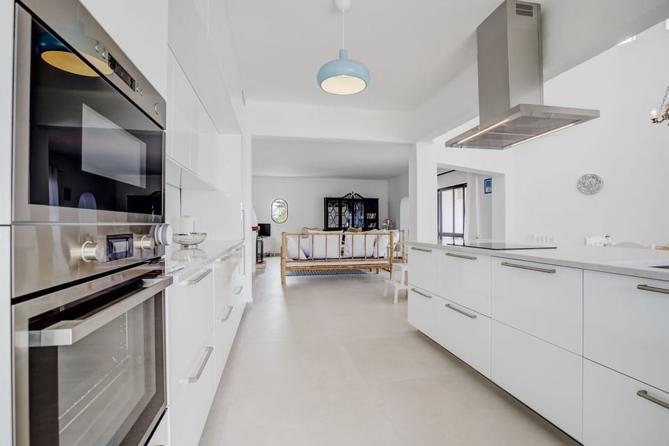 Modern kitchen with doors to the garden