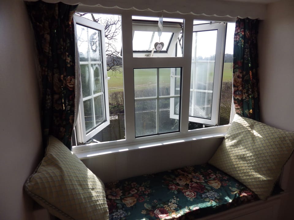 Window seat in Bedroom 1