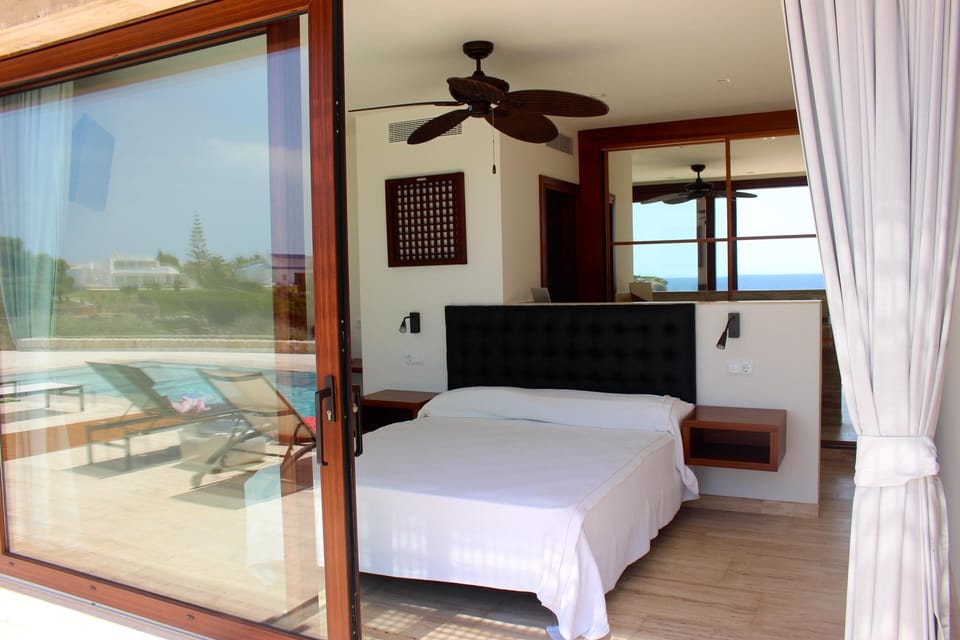 Ocean View Junior Suite by the Pool and independent from rest of the house