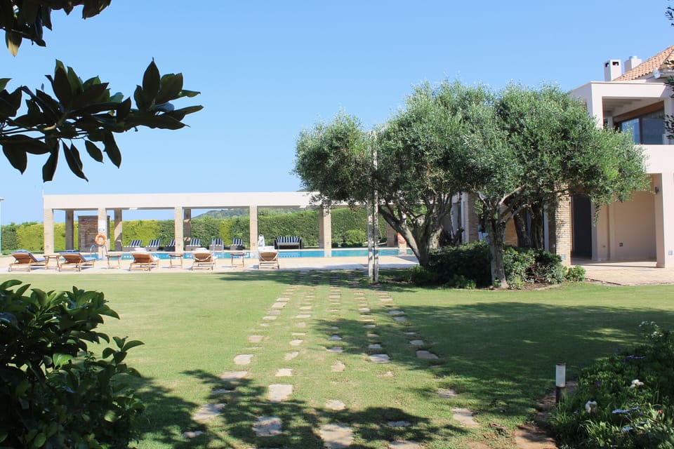 Peaceful and completely  private garden and pool