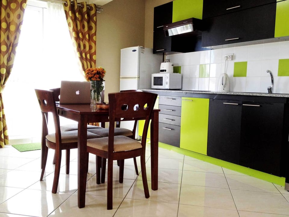 Airy, practical and modern are the right words for the well-equipped kitchen