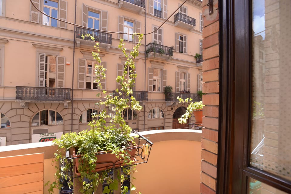 The small balcony over Via Vanchiglia