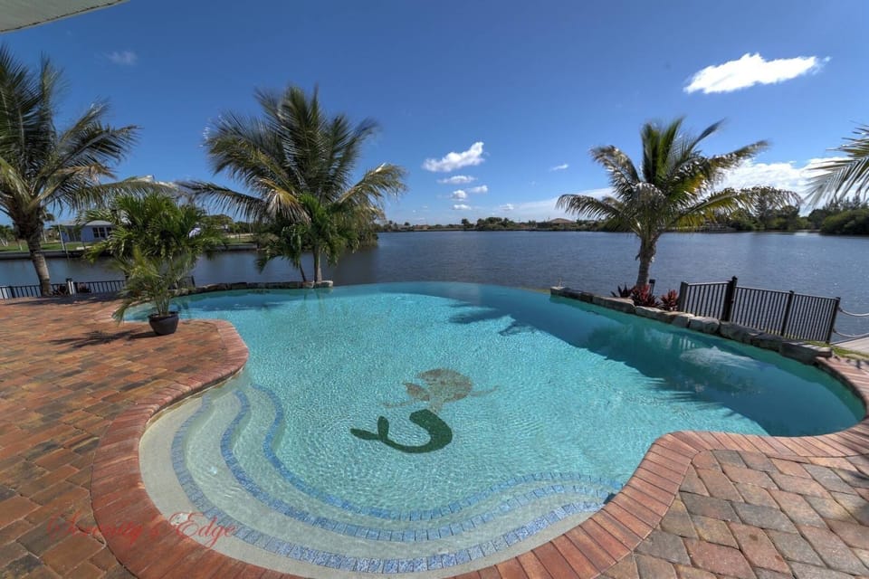 Large Heated Saltwater Infinity Edge Pool 