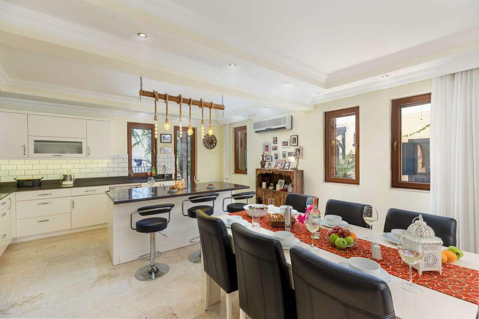 Kitchen, dining area
