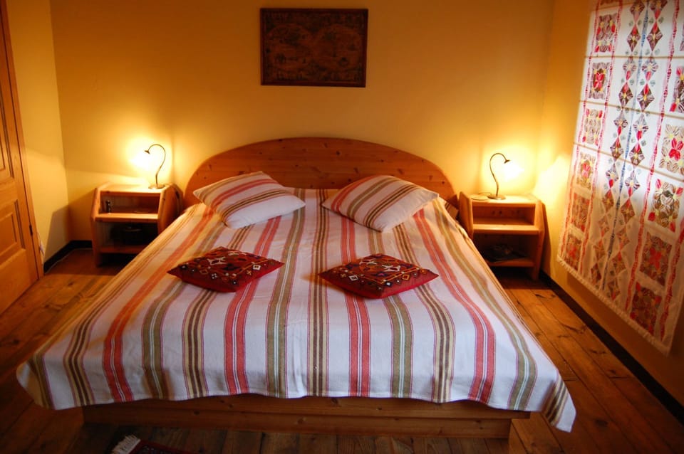 Bed room with full sized (180 cm x 200cm) bed.