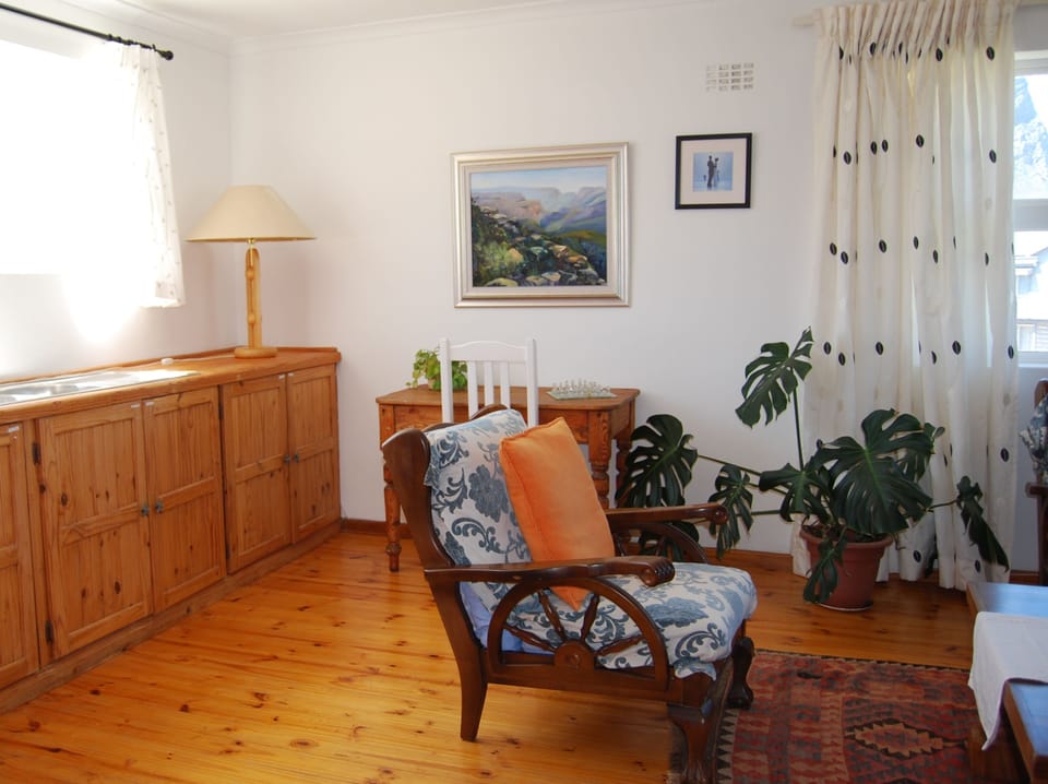 Living room with workspace. 