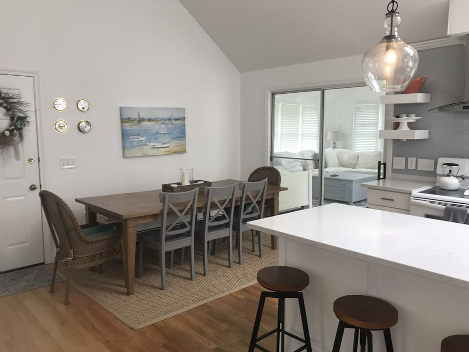 Kitchen  Area with Breakfast Bar and Dining Table