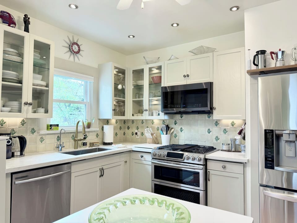 Kitchen w/Samsung( 5 burner split oven range, microwave, dishwasher & LG fridge