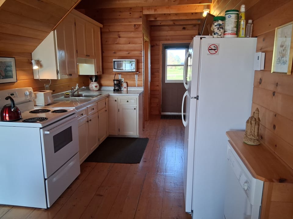 The kitchen comes fully equipped - from dishwasher to lobster pot!
