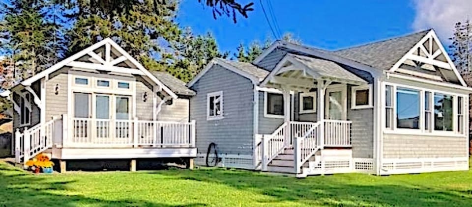 Main cottage is to the right.  Guest suite with separate entrance is to the left