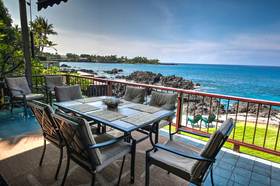 Covered outdoor dining to enjoy nightly sunsets over Kealakekua Bay.  
