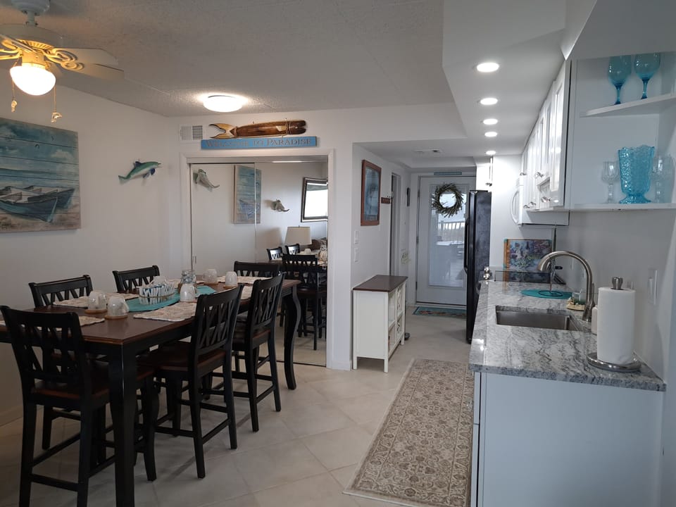 dining area, kitchen