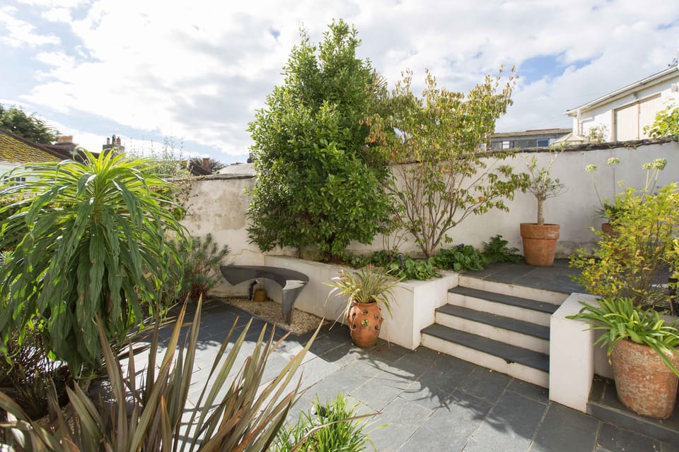 Secluded, peaceful and sunny terraced garden