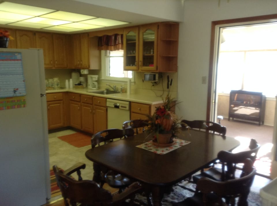 Coffee bar, dishwasher, microwave (not shown)