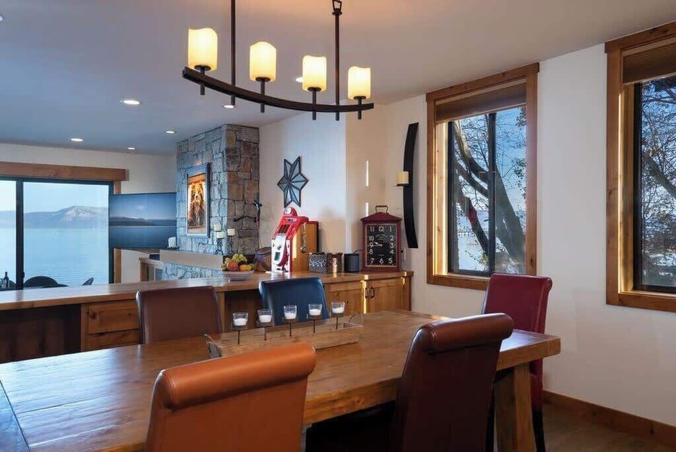  Lakefront dining area