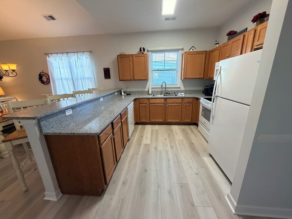 Quartz Counters, New Refrigerator, oven/stove and floors. Has everything!