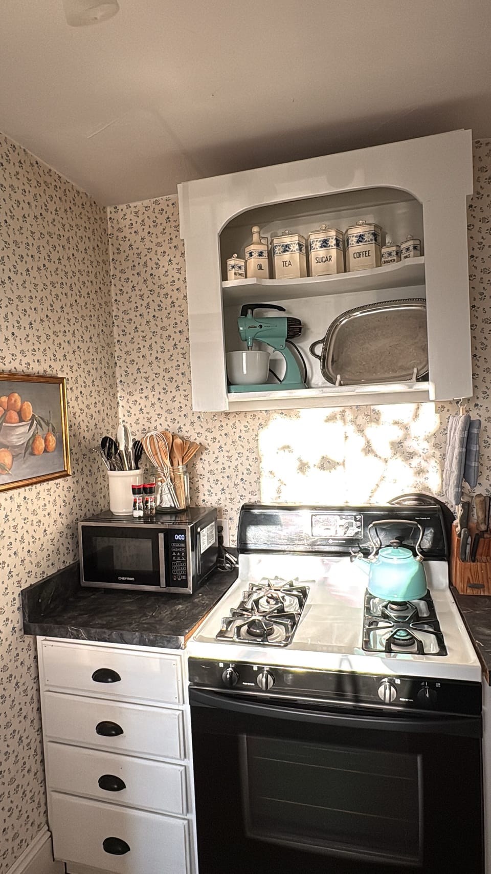 Fully equipped kitchen, gas stove.
