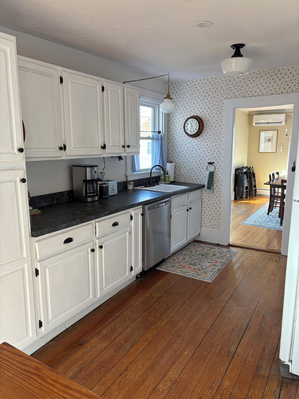 Fully equipped kitchen.