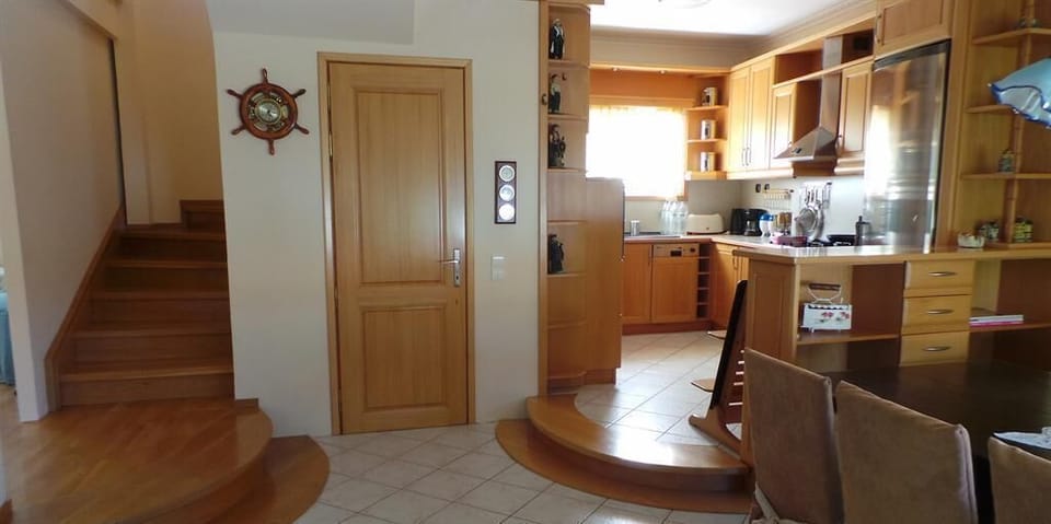 Entrance to living area / kitchen view 
