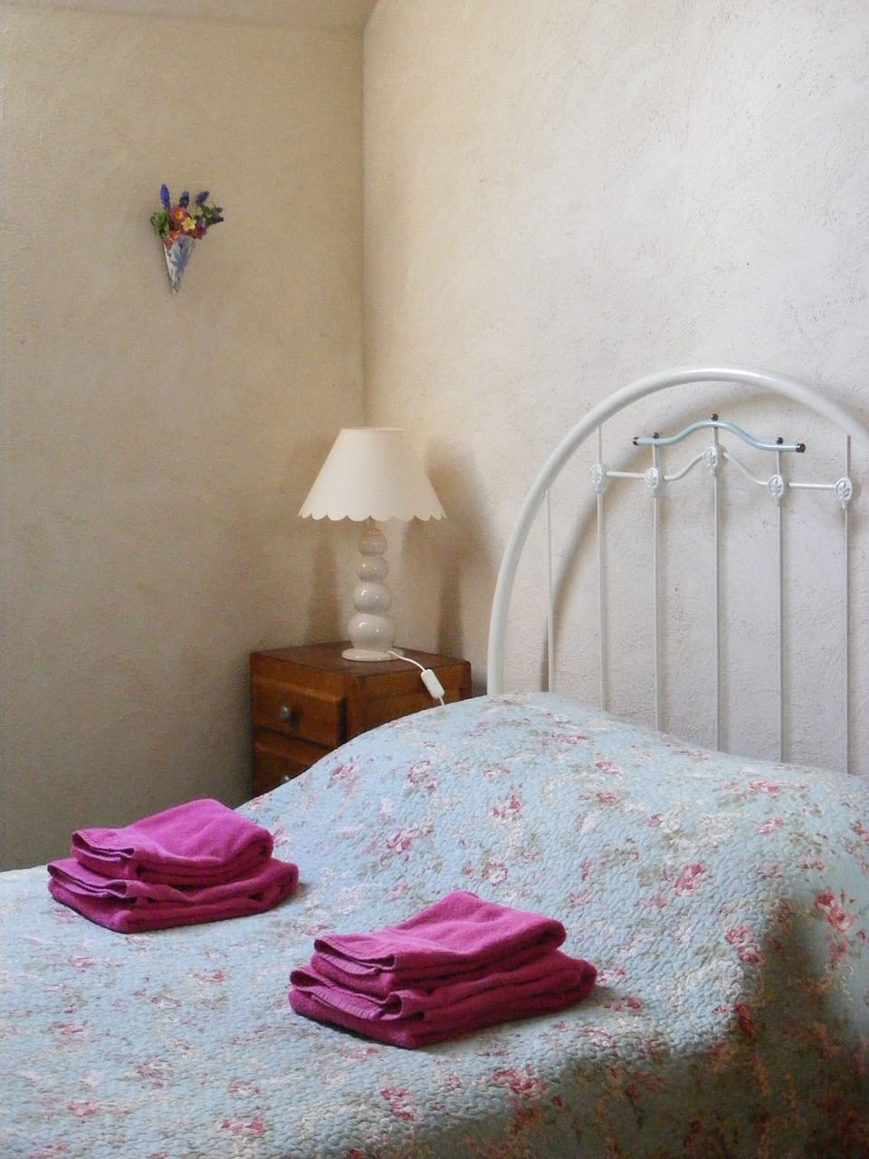 Romantic antique double bed in La Cidreraie