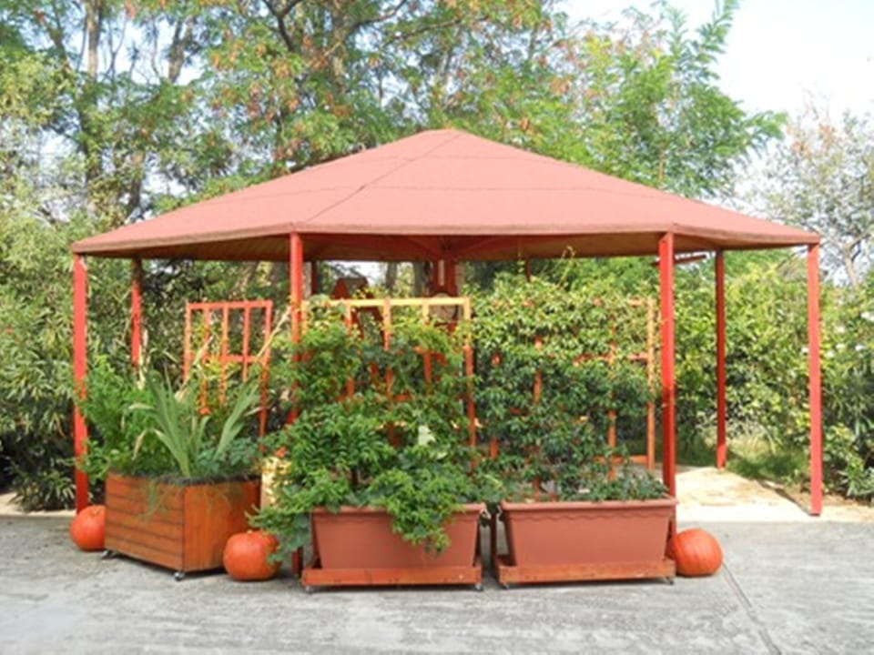 the corner of relax the front of the house (2m) with  a large  table and chairs 