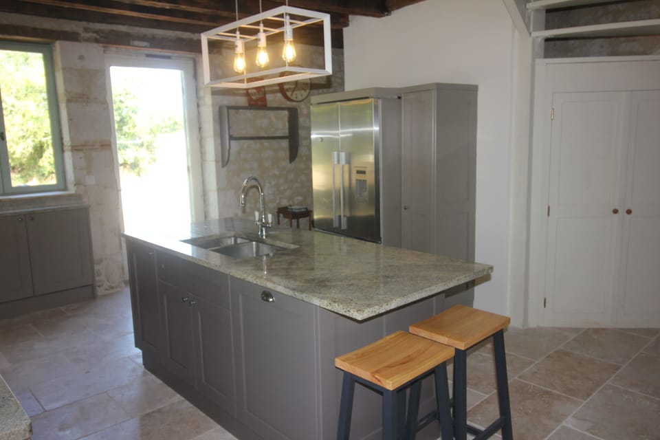 Kitchen island and integrated dishwasher and fridge freezer