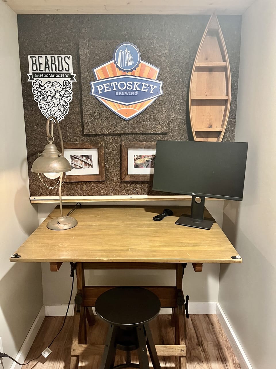 Desk area with monitor 