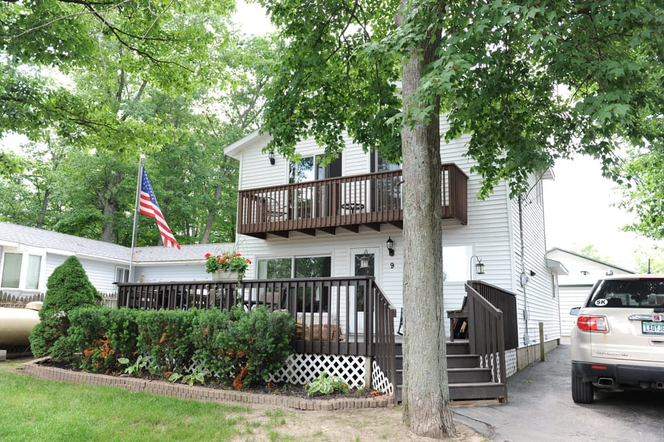 LAKE VIEW/ACCESS
Cabin 9 3BR 2BA Sleeps 8