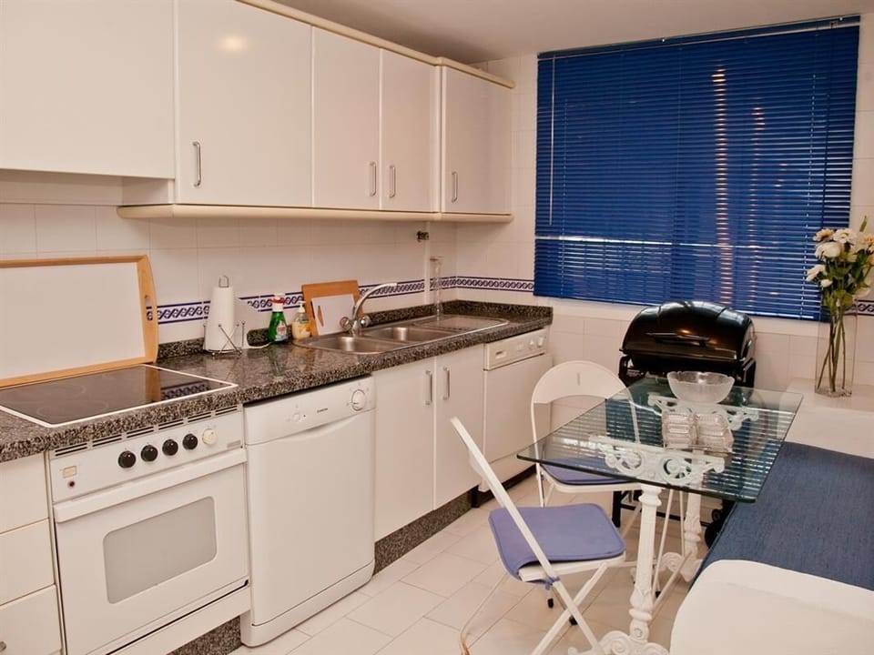 Another picture of the fully-fitted kitchen from a different angle