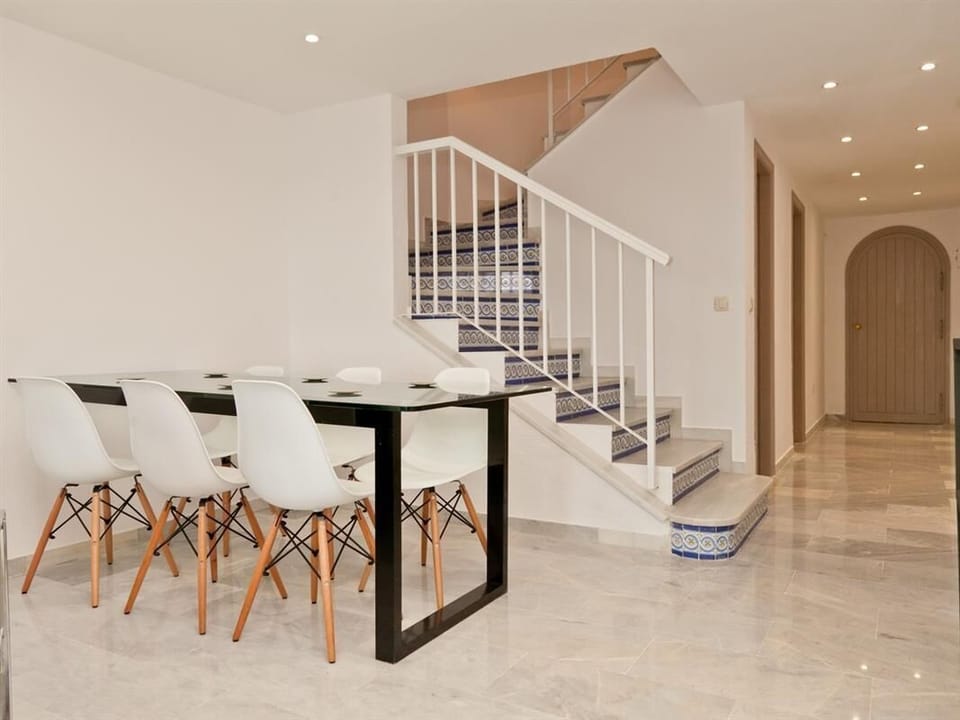 Dining area for six guests on a side of the lounge