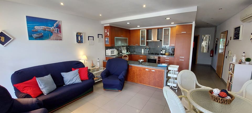 Living/dining room and Kitchenette.