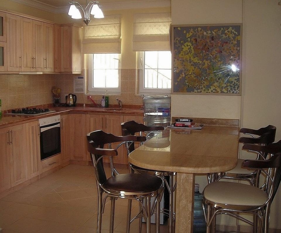 Fully equipped kitchen and breakfast bar