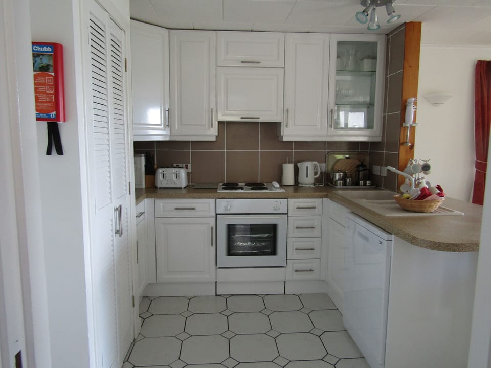 a gourmet kitchen, with hob, oven, dishwasher, washer & dryer . Fridge & freezer