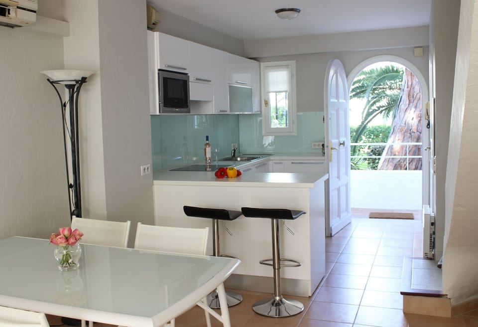 Fitted kitchen and dining area