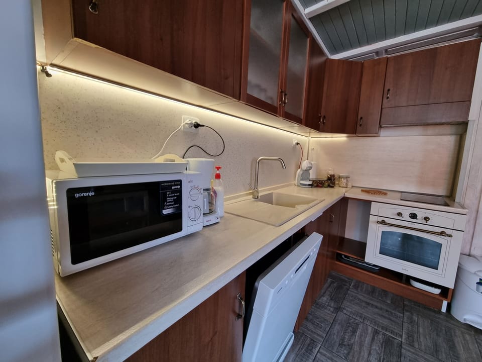Full kitchen