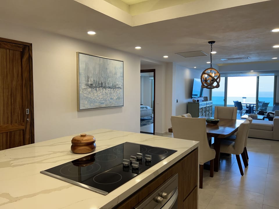 Light bright kitchen w large island