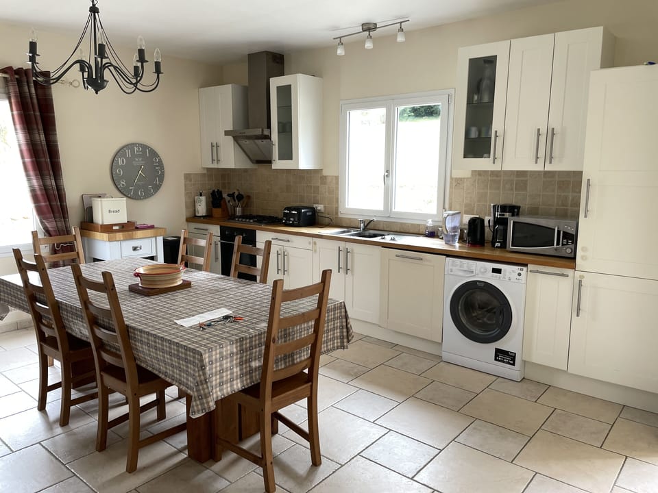 Open plan kitchen and dining area