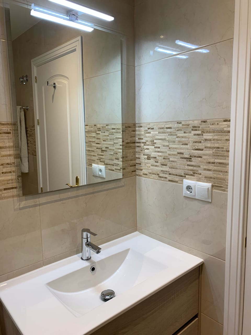 En-suite Sink and Mirror