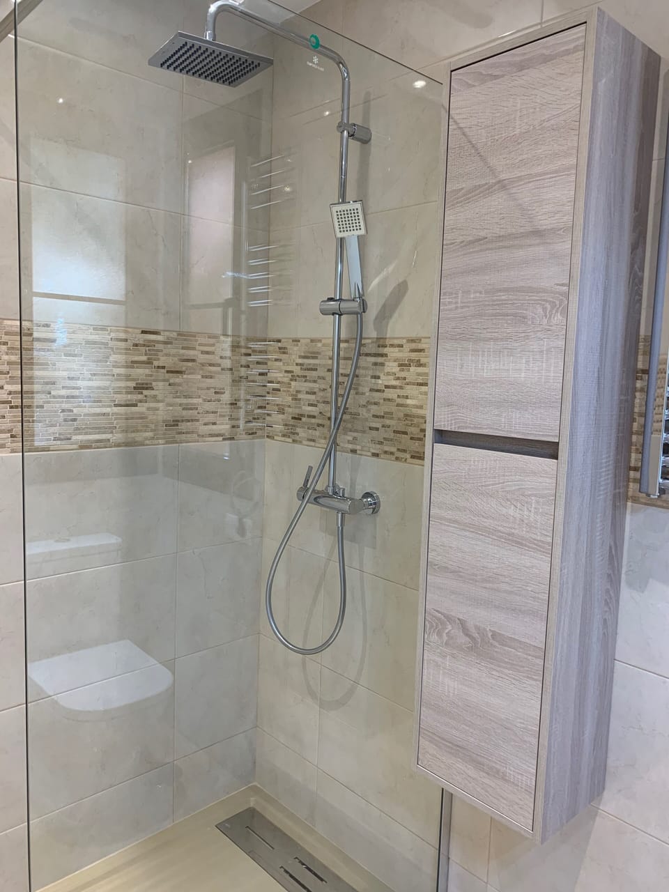 Bathroom, En-suite to the master Bedroom
