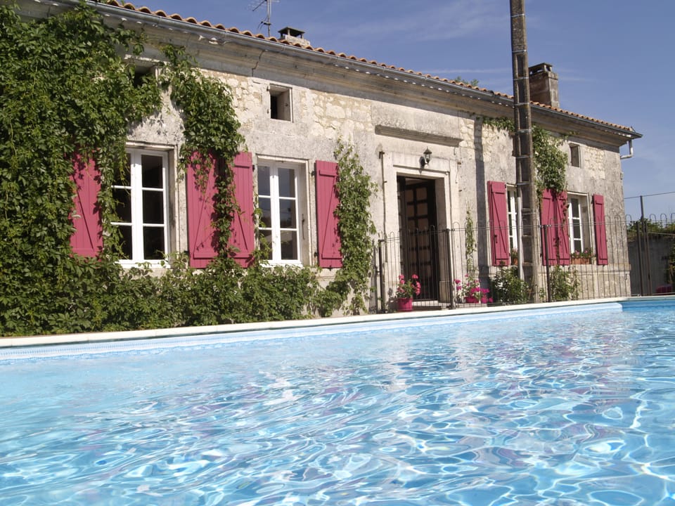 Floating in the sun in the 10x5 mtr pool, listening to the silence.
Perfect!