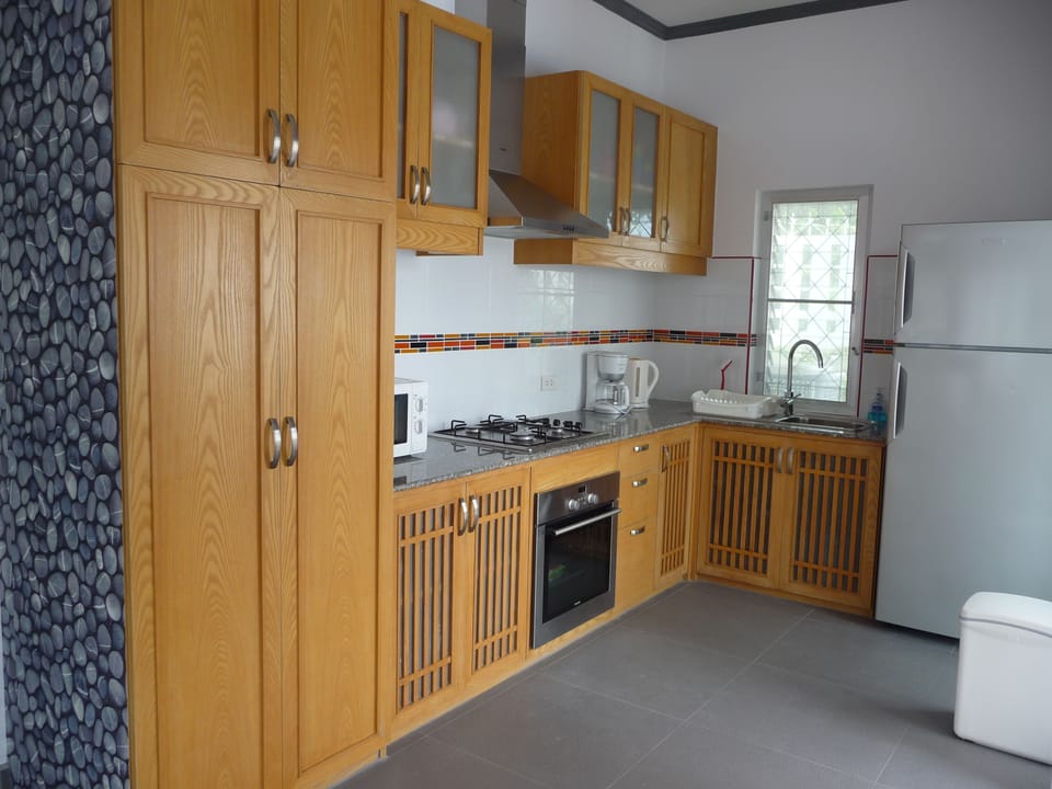Fully equipped kitchen. Housekeeper likes to wash up the dishes.