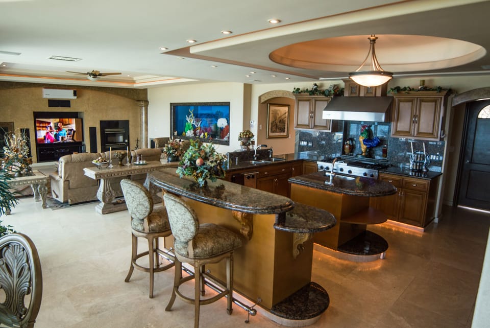 Kitchen & Snack Bar