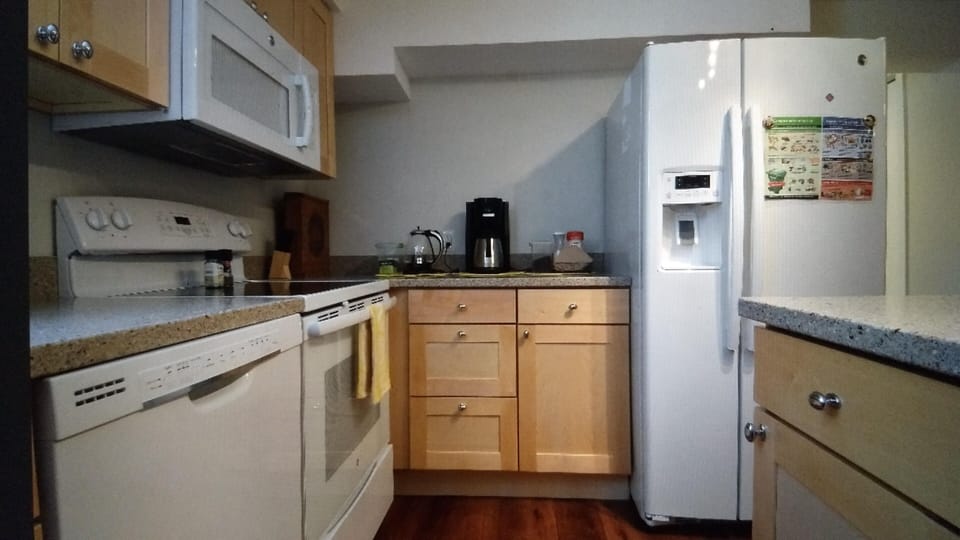 Coffee/Tea Station
Filtered Water in Refrigerator Door
