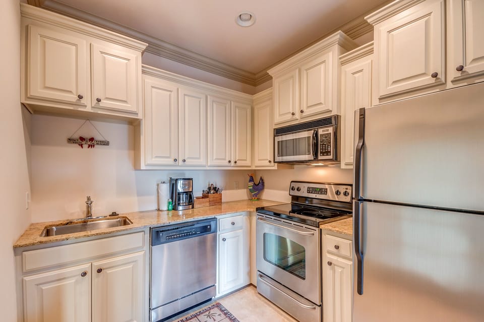 Carriage House custom full kitchen w/ granite    & stainless steel appliances