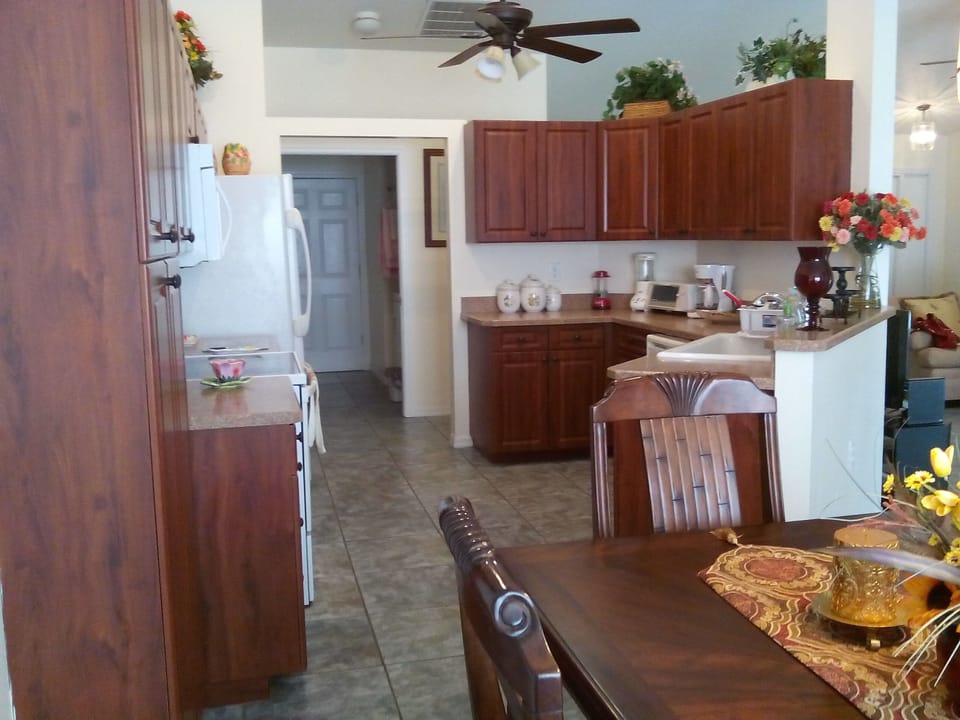 Kitchen-Lake view!!