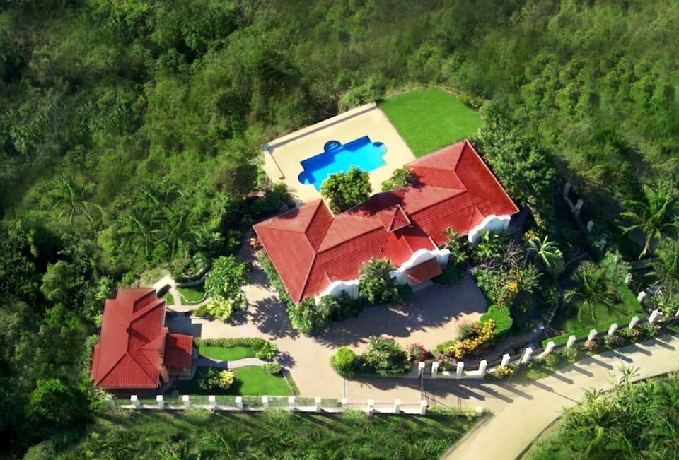 The property overlooks Samara bay and is within walking distance to the beach.