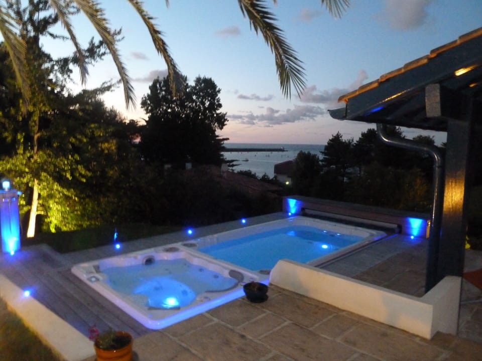 Outdoor spa tub