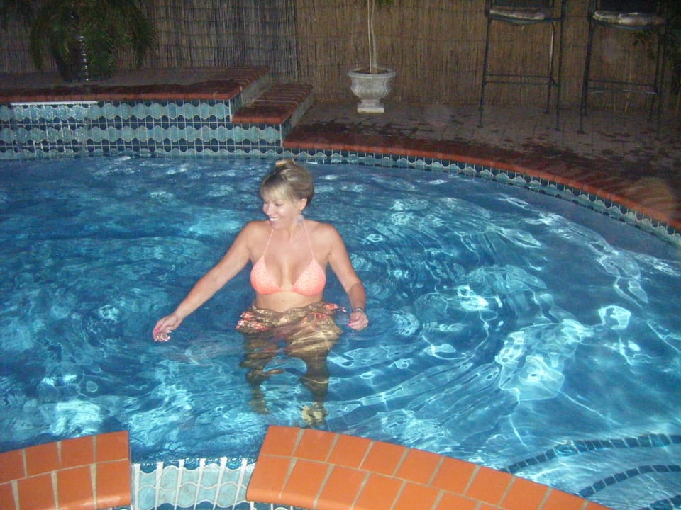 Shared use of Gorgeous tiled pool with jacuzzi