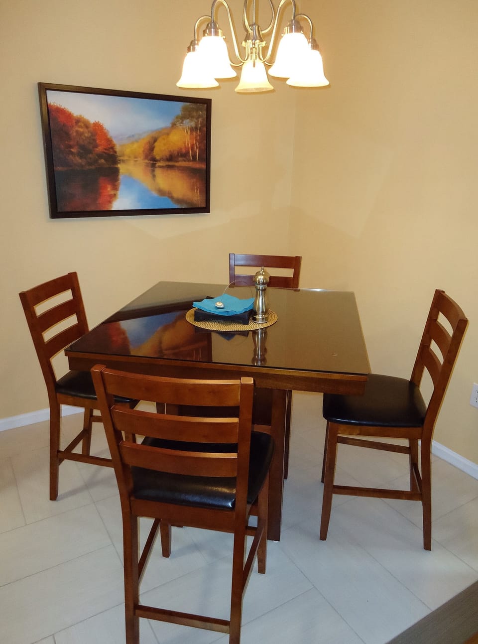 Dining Room / Salle à diner