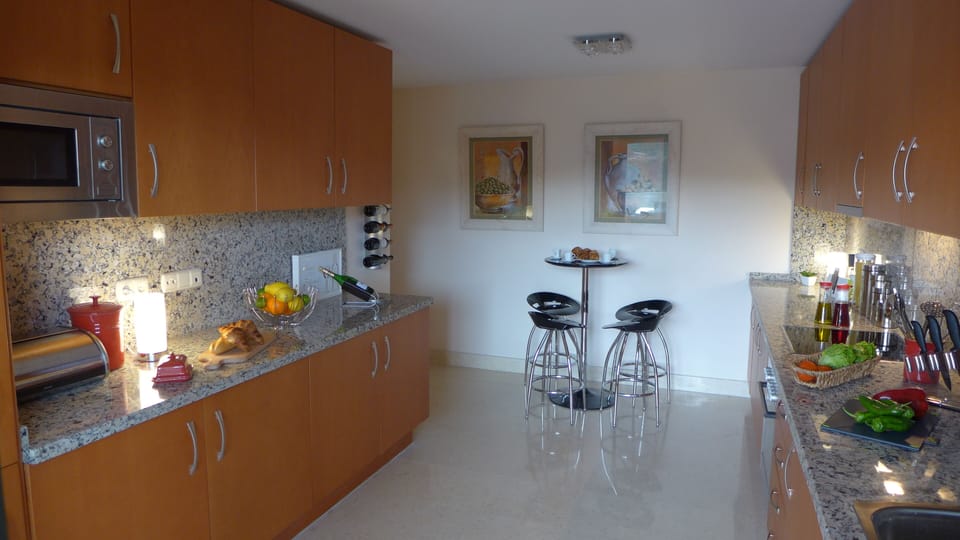 Kitchen with breakfast bar
